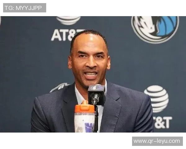 独行侠老板现场观战NBA中国赛女兆日月笑容成经典表情包 独行侠老板现场观战NBA中国赛女兆日月笑容成经典表情包