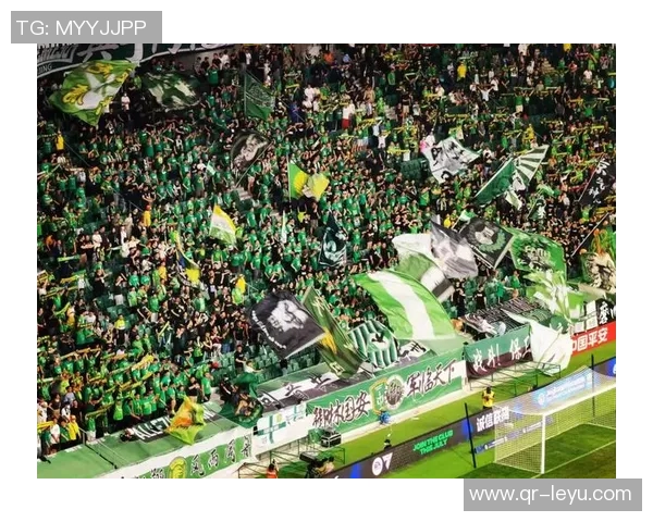 北京国安主场赛后邀请球迷家庭与队员亲密合影共度美好时光