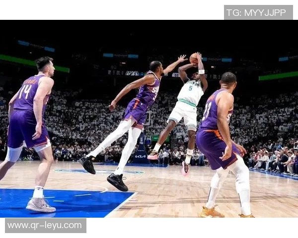 克拉克斯顿内线表现抢眼15分钟内高效拿下11分并抢8篮板