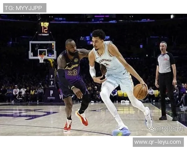 老队友默契配合濃眉果断分球助拉塞尔轻松命中三分